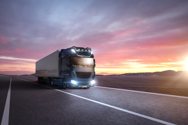 卡车在日落时分行驶在高速公路上图片下载
