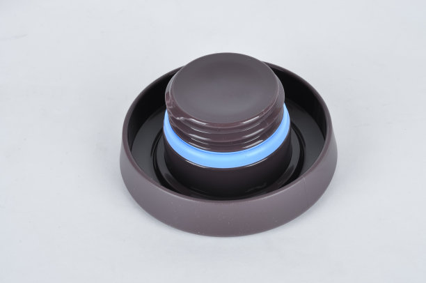 特写旅行热水瓶过滤器和盖子隔离在白色背景。热茶和咖啡。图片下载