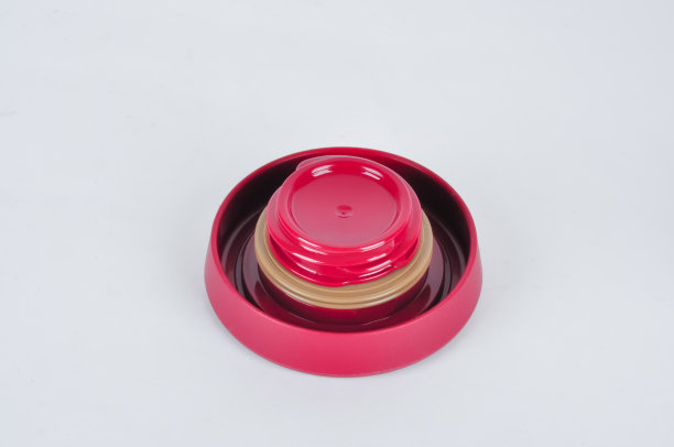 特写旅行热水瓶过滤器和盖子隔离在白色背景。热茶和咖啡。图片下载