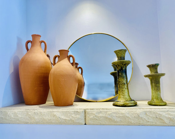 花瓶和烛台的内部静物图片下载