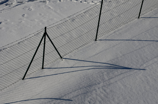 公路走廊围栏设有公路养护门。游戏被一个高铁丝栅栏隔开，这样它就不会跑在卡车或汽车下面。野生动物迁徙路线中断图片下载