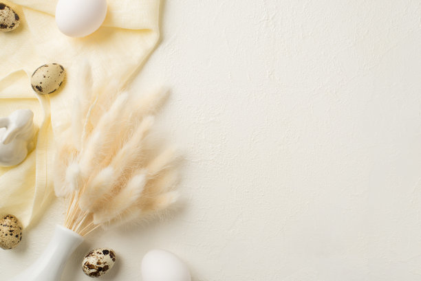 复活节装饰白色陶瓷花瓶与一束lagurus花兔子鹌鹑蛋和纺织品在孤立的白色背景与copyspace的俯视图照片图片下载