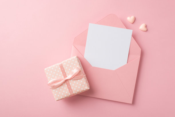 顶部视图照片的装饰打开粉红色信封与纸小心脏和礼品盒在孤立的粉彩粉红色背景与空空间图片下载