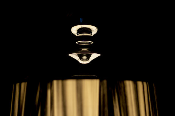 详细介绍落地灯。光在卧室。内部细节。主题背景灯光。图片下载