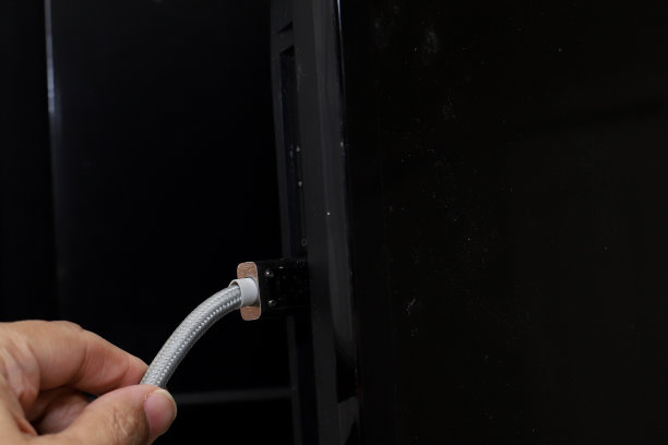 一个非裔黑人妇女手里拿着一根HDMI线图片下载