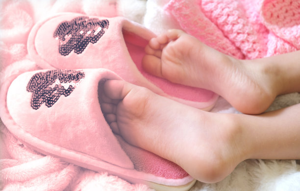 早上在家闭上光脚，放松。舒适的美学风格图片下载