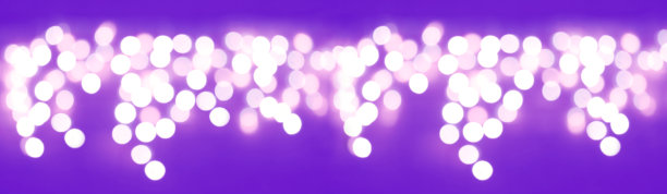 一串串模糊的节日白光在紫罗兰色的背景上图片下载