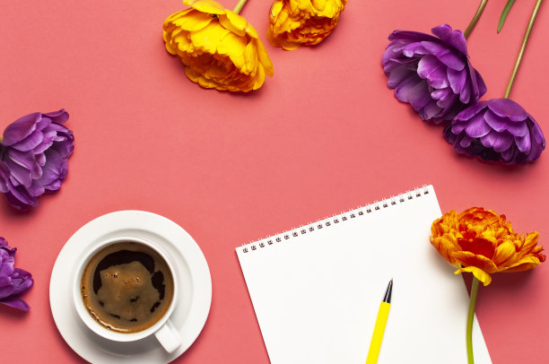 平躺春天的花，黄色的丁香，郁金香，咖啡杯，白色的空白相册，笔记本，钢笔，粉红色的背景。可爱的贺卡3月8日母亲节生日。女人工作的桌子图片下载