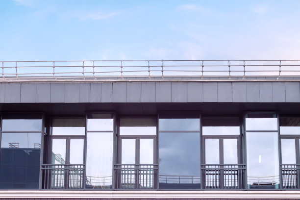 住宅小区与城市现代公寓商业地产混合使用建筑多云的天空背景。图片下载