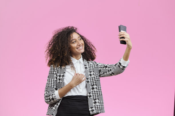 粉色背景的自拍图片下载