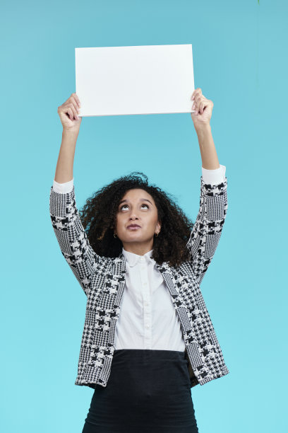 带着标志的办公室女人图片下载