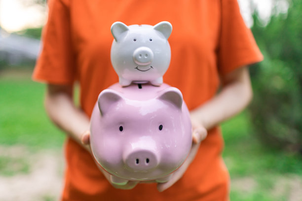 持有储蓄罐图片下载