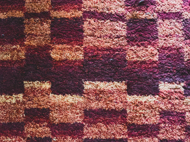 一种红色、橙色和黄色织物的纹理。图片下载