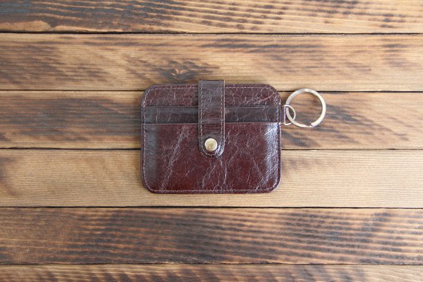 皮革钱包在一个黑暗的木制背景图片下载