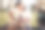 这张照片拍摄的是一个年轻人在和女朋友野餐时弹吉他图片下载