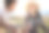 这张照片拍摄的是一个年轻人在和女朋友野餐时弹吉他图片下载
