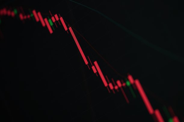 以黑色背景关闭蜡烛库存图表图片下载