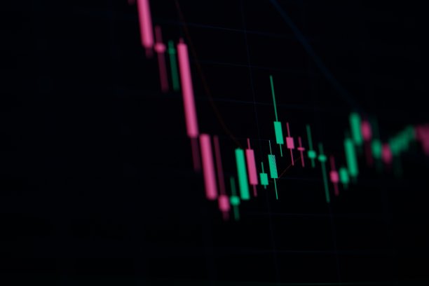 以黑色背景关闭蜡烛库存图表图片下载