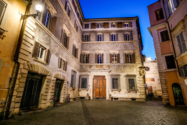 在巴洛克风格的罗马市中心，古老的利西广场的夜景令人联想图片下载