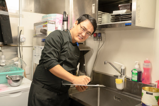 男性员工检查食品卫生管理图片下载