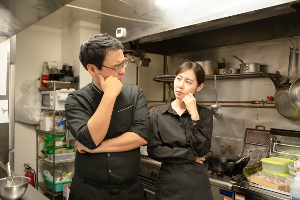 男女员工在餐厅提供食物图片下载