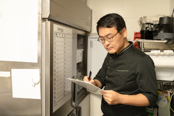 男性厨房员工检查库存图片下载