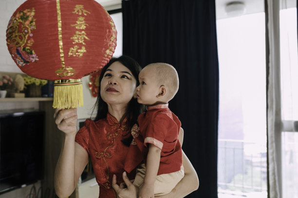 亚洲母亲在imlek庆祝期间抱着她的孩子图片下载