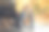 快乐的人。幸福的一家人在秋天的时候一起在公园里玩耍图片下载