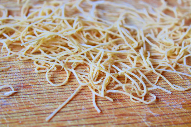 做汤的细面条。特写镜头。背景。纹理。图片下载