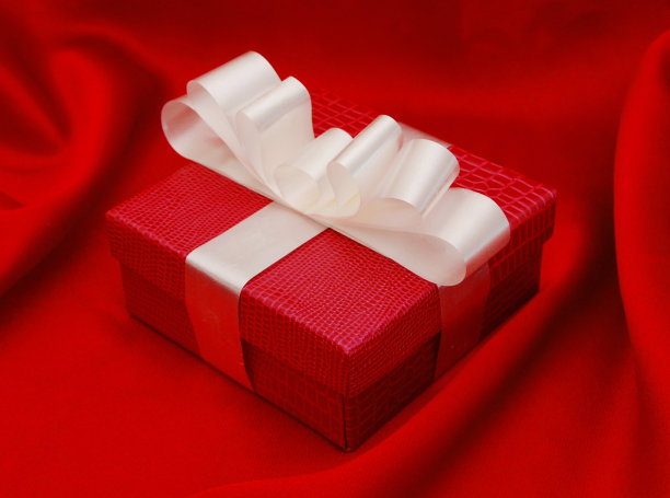 红色礼盒与白色丝带隔离图片下载