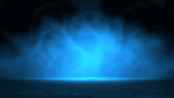 黑暗的街道上蓝色灯光下烟雾缭绕的神秘景象。股票的形象。图片下载