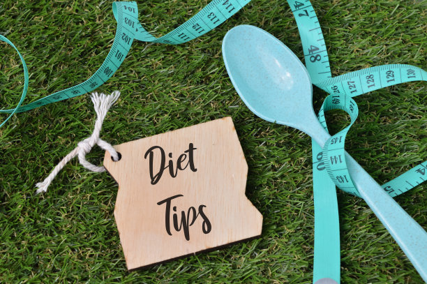 木制标签写的文字饮食提示。图片下载