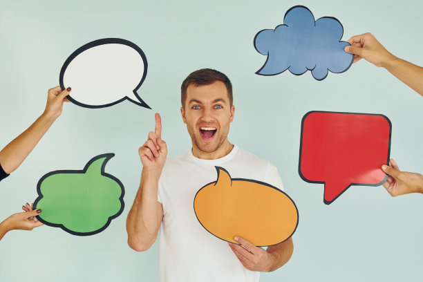 很多不同的想法。一个男人站在画室里，手里拿着空白的牌子图片下载