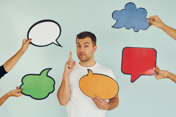 许多手举着标语。一个男人站在演播室里图片下载