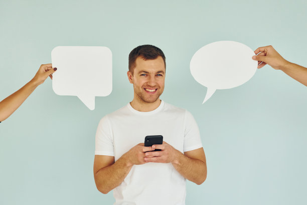 对话文本。一个人拿着空牌子站在演播室里图片下载