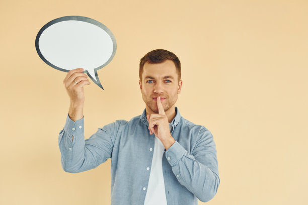 思想在头脑中。一个男人站在画室里，手里拿着空白的牌子图片下载