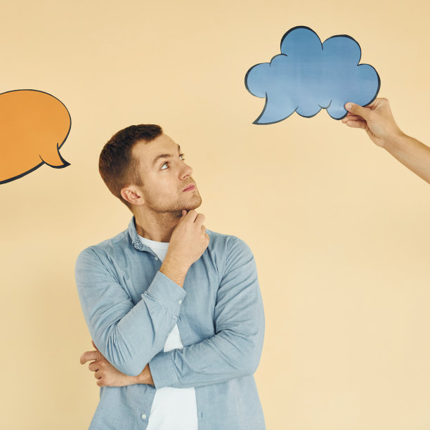 有两个想法。一个男人站在画室里，手里拿着空白的牌子图片下载