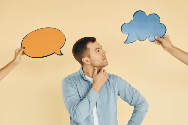 有两个想法。一个男人站在画室里，手里拿着空白的牌子图片下载