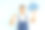 蓝色的制服。一个男人站在画室里，手里拿着空白的牌子图片下载
