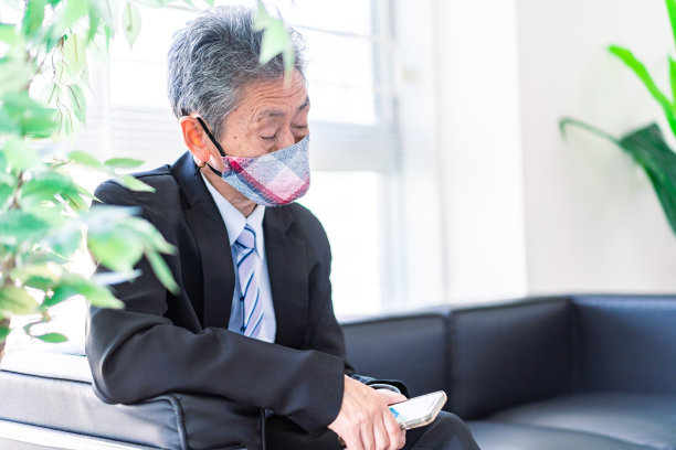 戴着面具睡觉的商人图片下载