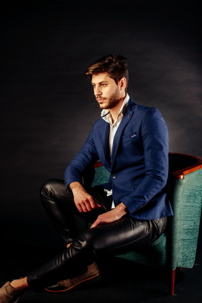 一个穿着蓝色西装的自信、精明的男人图片下载