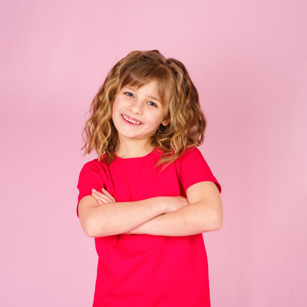 可爱、好奇、快乐的小女孩，穿着红色t恤图片下载