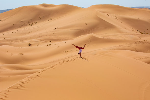 摩洛哥撒哈拉沙漠中的倒立图片下载