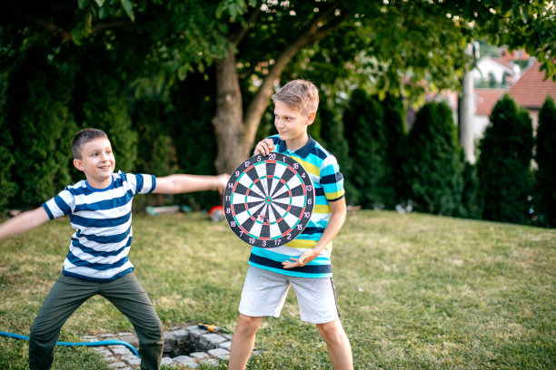 孩子们在后院玩飞镖图片下载