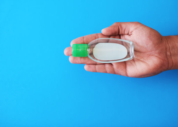 手掌上放一瓶洗手液的平放镜头图片下载