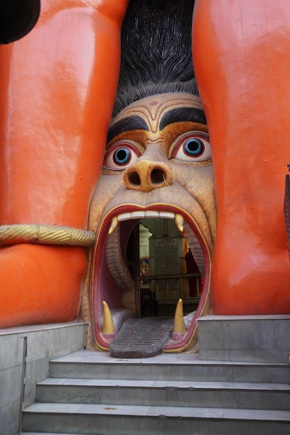 这是新德里Jhandewala地铁站附近壮观的哈努曼雕像入口的特写图片下载