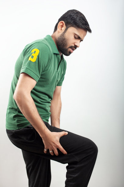 大腿肌肉受伤的男子抱紧大腿图片下载