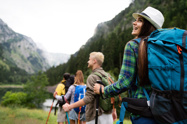 探险、旅游、旅游、远足和人的观念。一群快乐的朋友背着背包去户外图片下载