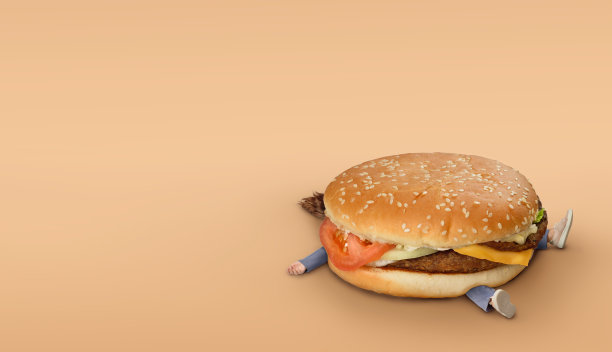 有汉堡的女孩。快餐概念，超重。最小的棕色背景与复制空间图片下载