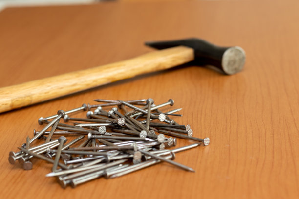 木板上有很多钉子和锤子图片下载